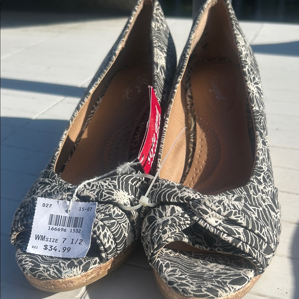 NWT Dexflex Comfort Black and Cream Patterned Wedges